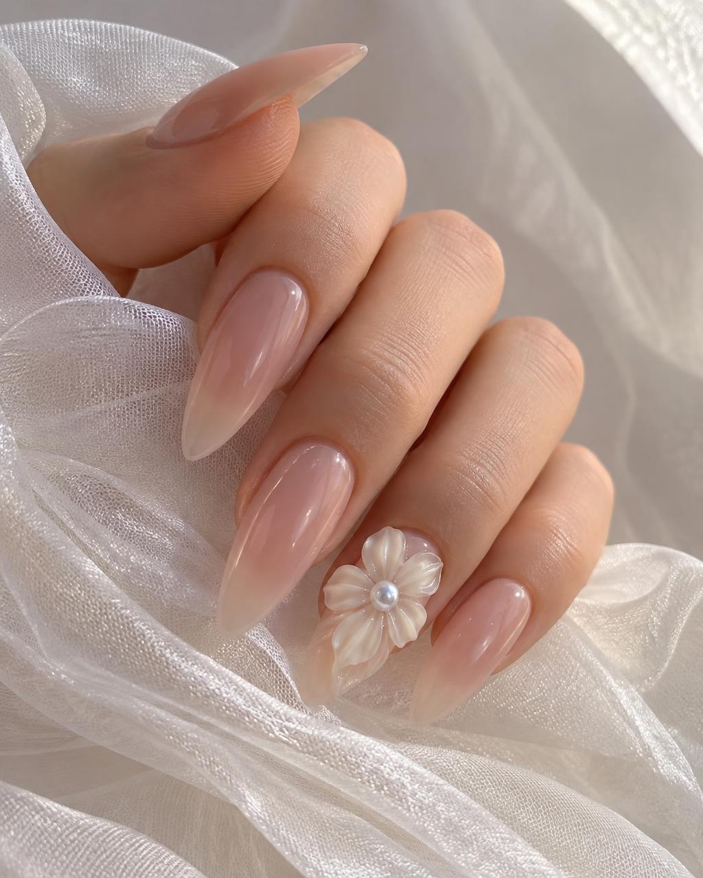 Unghie stiletto nude rosa con fiore 3D e perla